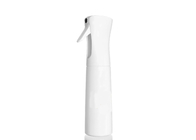 Το άσπρο καλλυντικό χέρι μπουκαλιών ψεκασμού πιέζει τη χρήση προϊόντων ομορφιάς μπουκαλιών