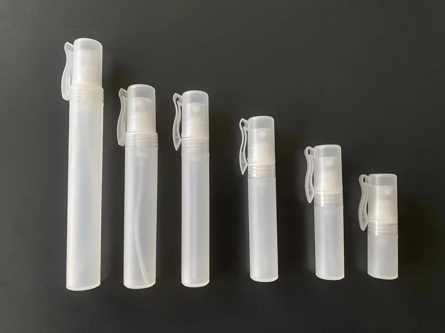 100 ml κενό πλαστικό σκούρο διαφανές κενό πλαστικό σπρέι μπουκάλι αρώματος με λευκό χρώμα μπουκάλι