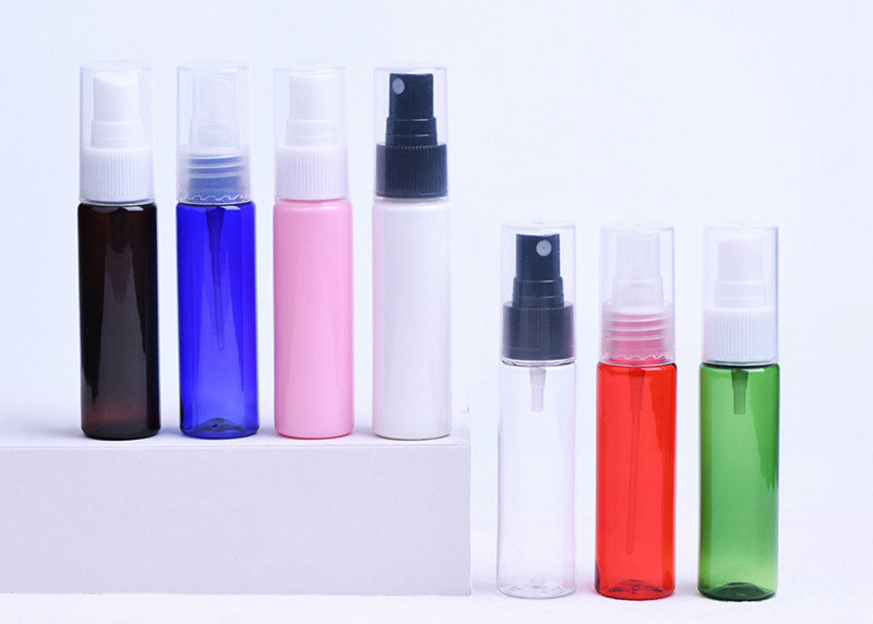 Πλαστικό μπουκάλι νερό διάφορων χρωμάτων, επίπεδο μπουκάλι ψεκασμού αντλιών ώμων καμία διαρροή